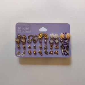 Mix matched earrings 👂